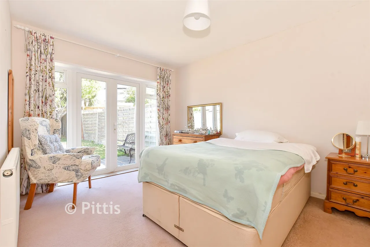 Martine Close, Freshwater, PO40, photo 8