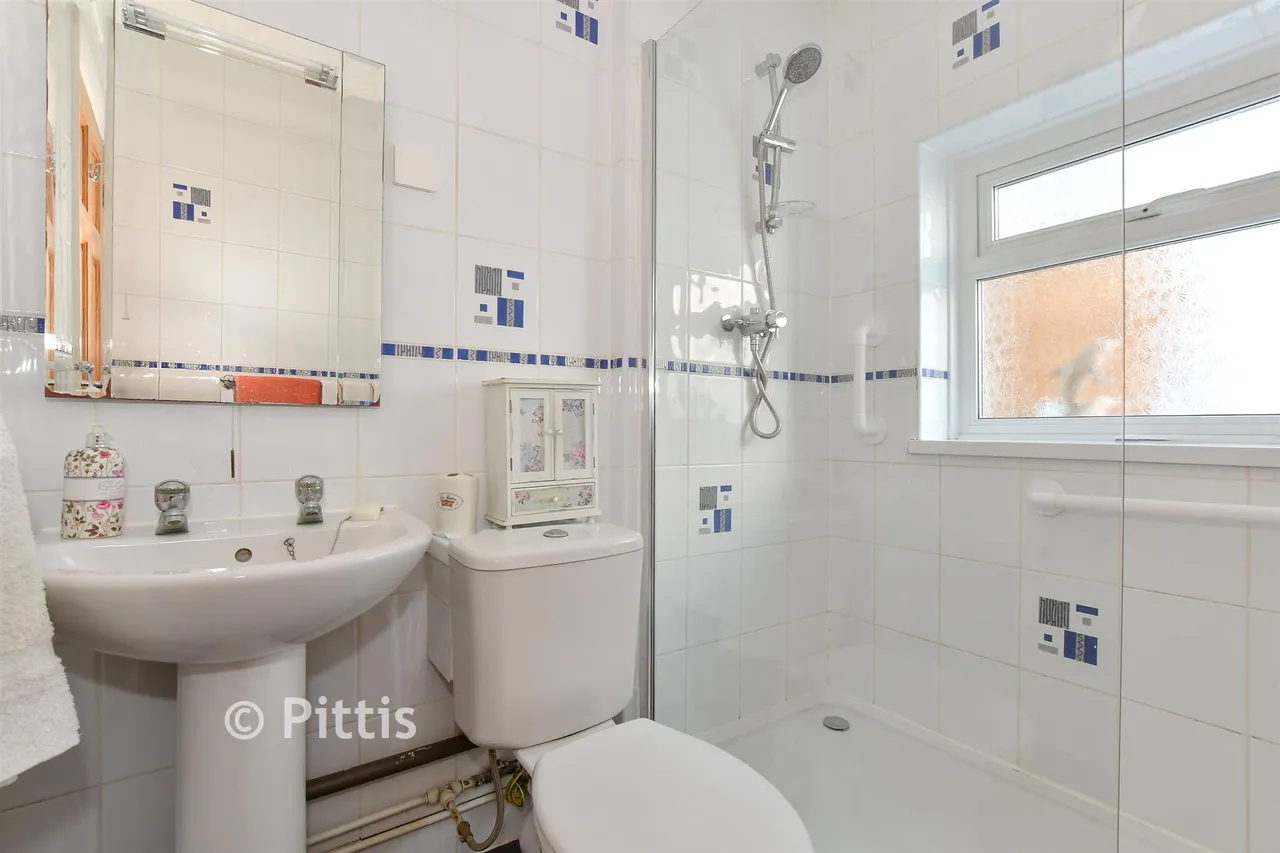 Martine Close, Freshwater, PO40, photo 10