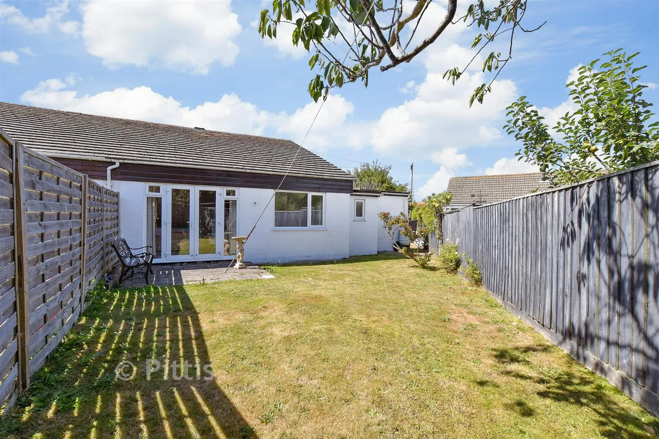 Martine Close, Freshwater, PO40, photo 14
