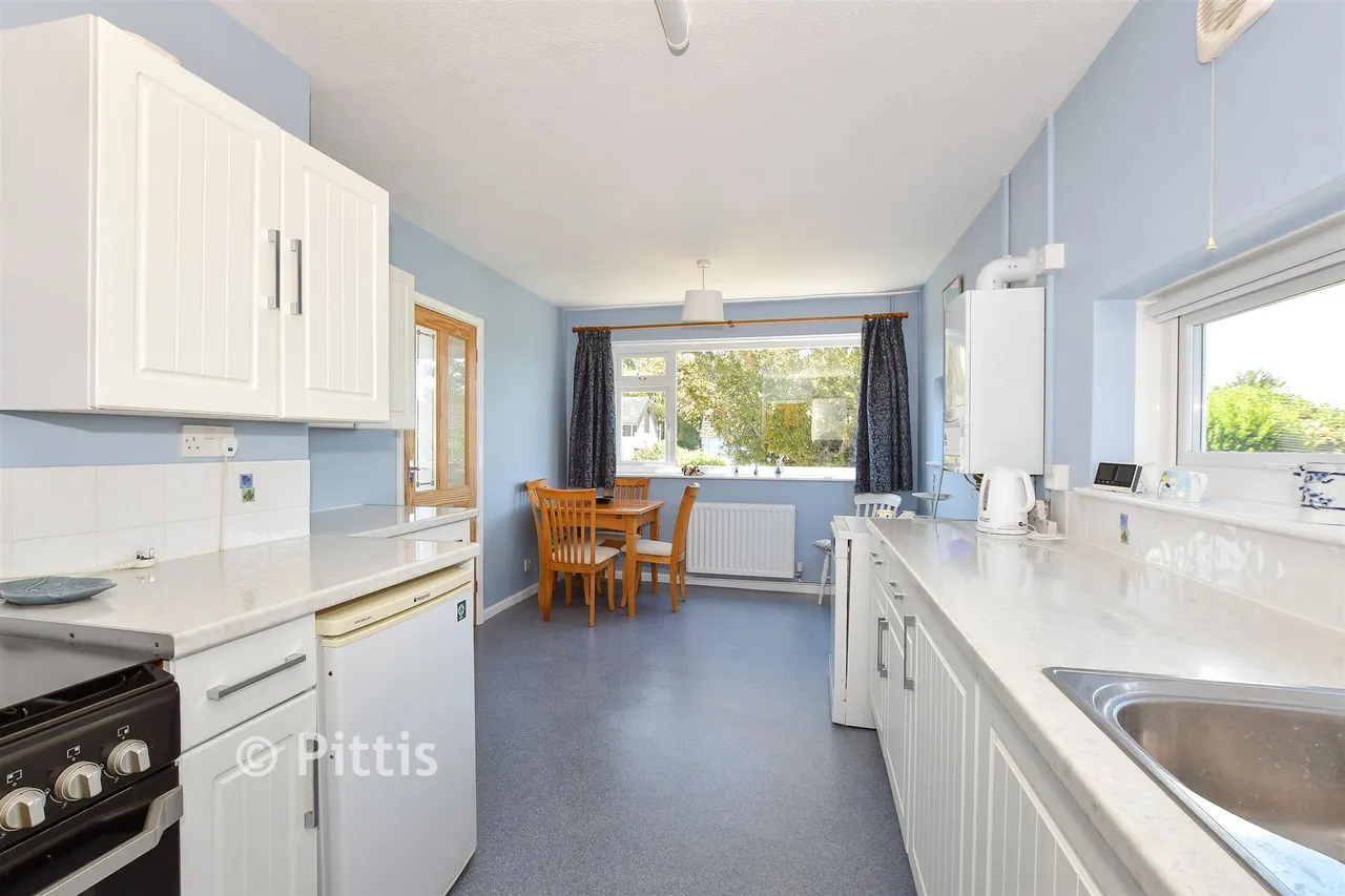 Martine Close, Freshwater, PO40, photo 4