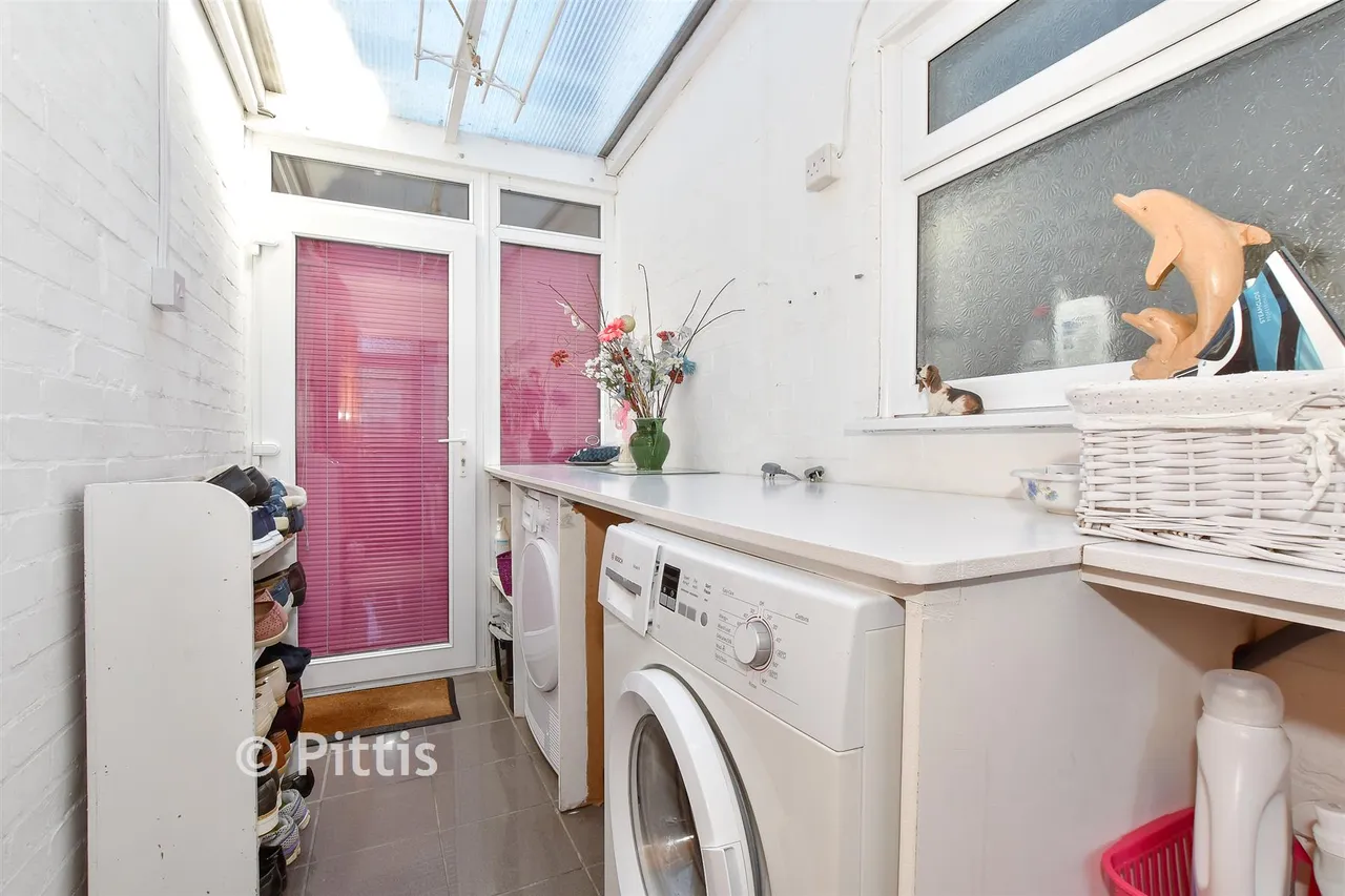 Martine Close, Freshwater, PO40, photo 7