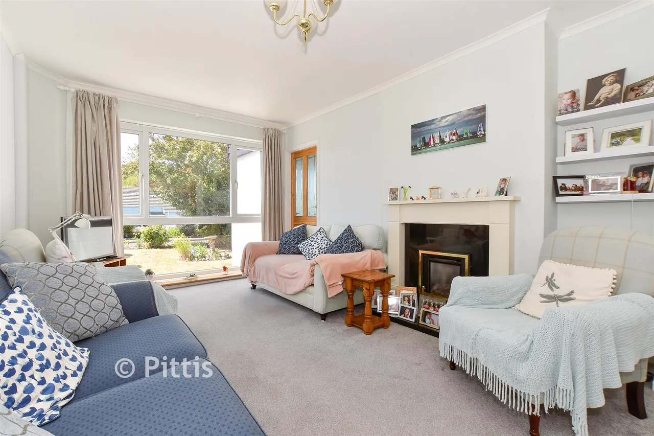 Martine Close, Freshwater, PO40, photo 3