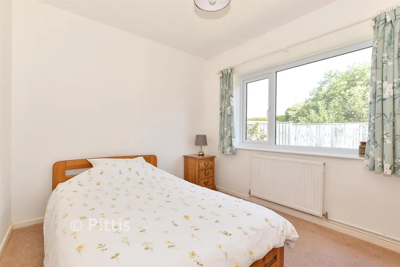 Martine Close, Freshwater, PO40, photo 9