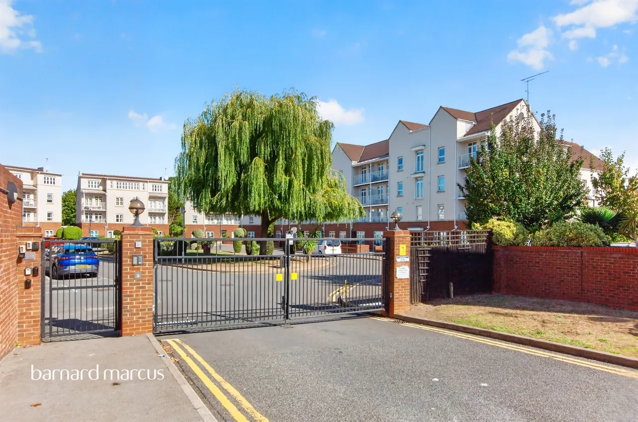 Magdalene Gardens, London, N20, photo 16