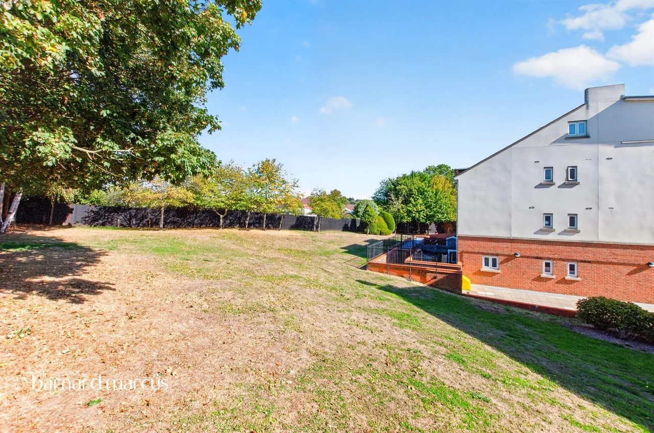 Magdalene Gardens, London, N20, photo 13