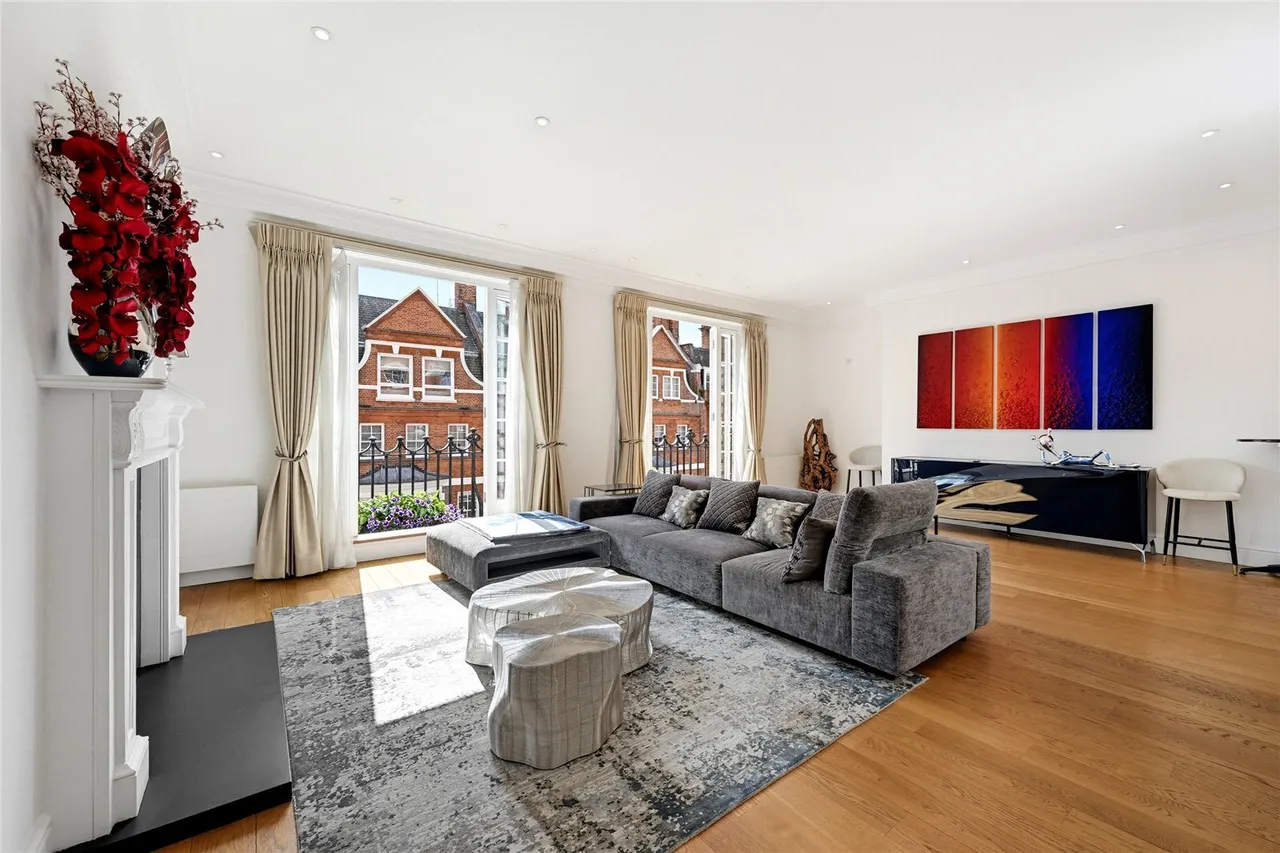 3 bed flat to rent, Green Street, Mayfair, W1K