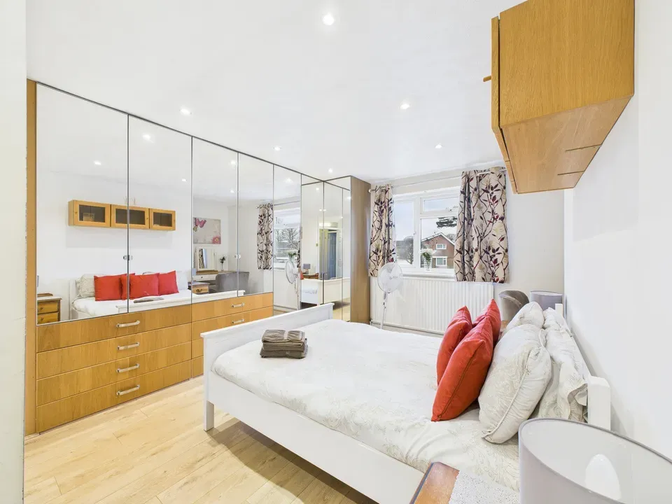 Lambs Farm Road, Horsham, photo 5