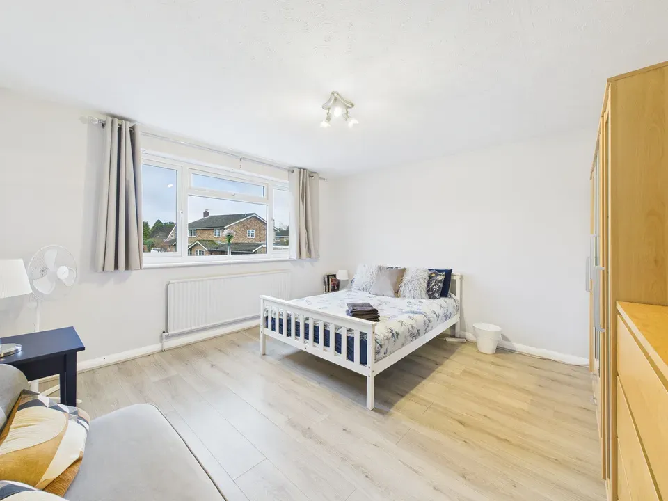 Lambs Farm Road, Horsham, photo 6
