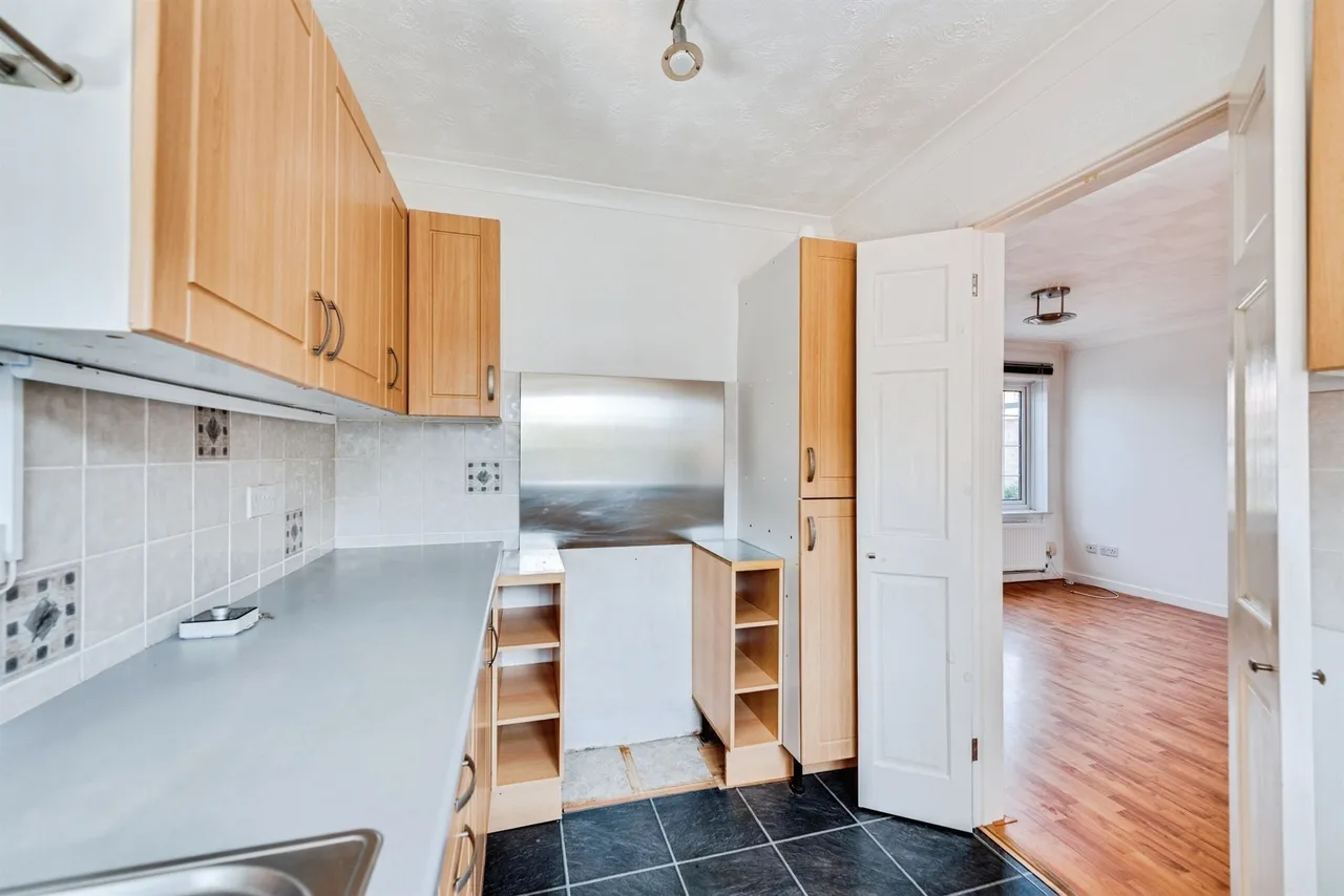 Larchmore Close, Swindon, SN25, photo 3