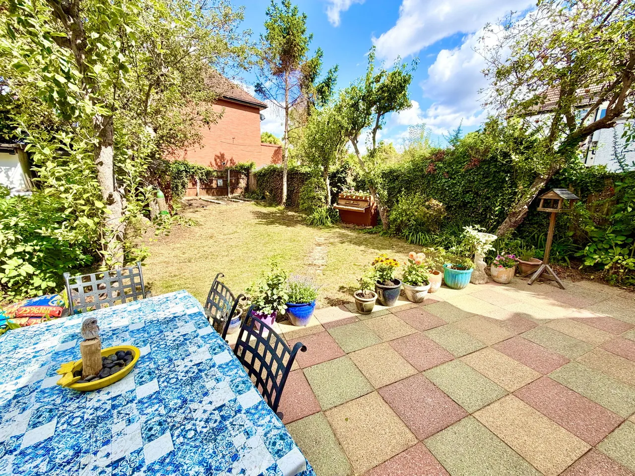Lewgars Avenue, Kingsbury, London, NW9 8AS, photo 2
