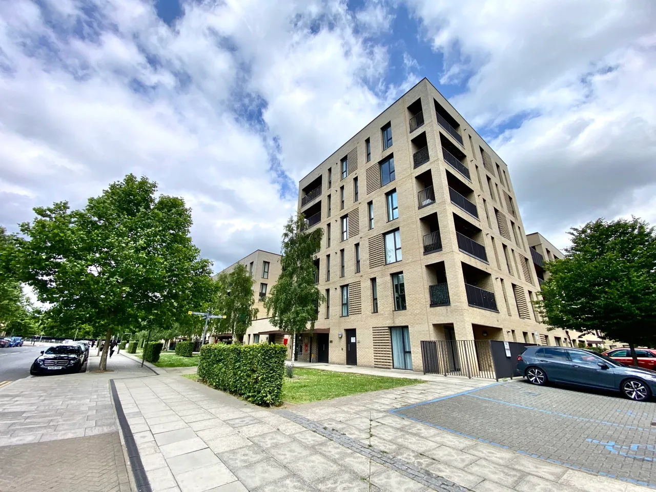 Bristol Avenue, Casa Court, NW9, photo 2