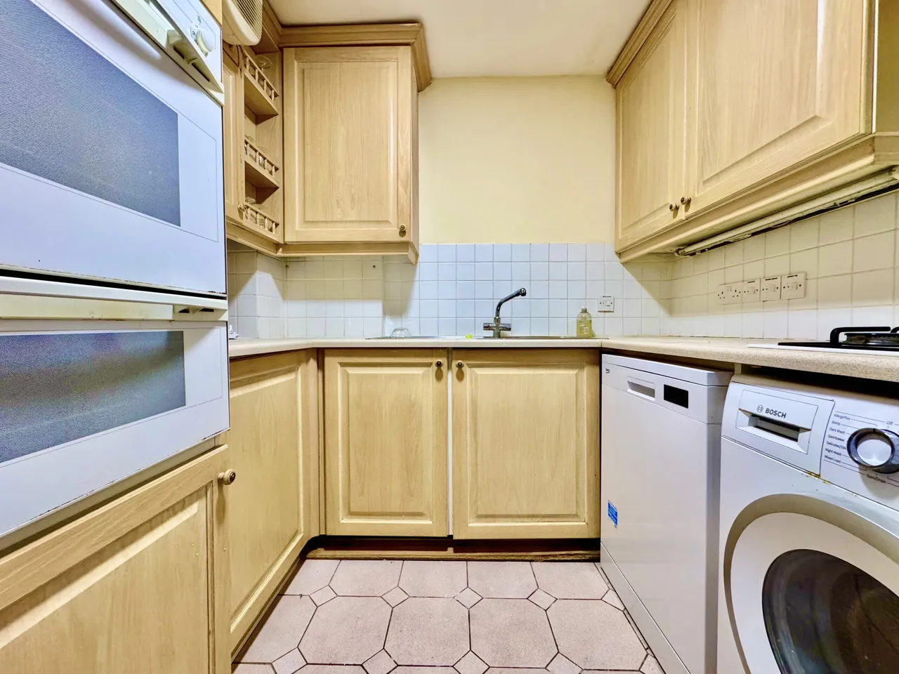 Edgware Way, Eaton Court, HA8, photo 3