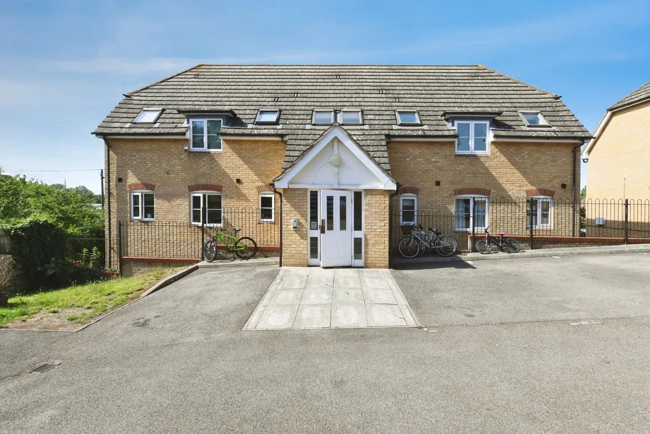 2 bed flat for sale — Czarina Rise, Laindon, Basildon, Essex, SS15