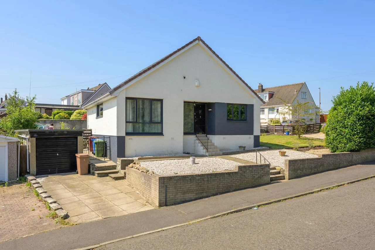 3 bed house for sale — Castle Drive, Stenhousemuir, FK5 4DH