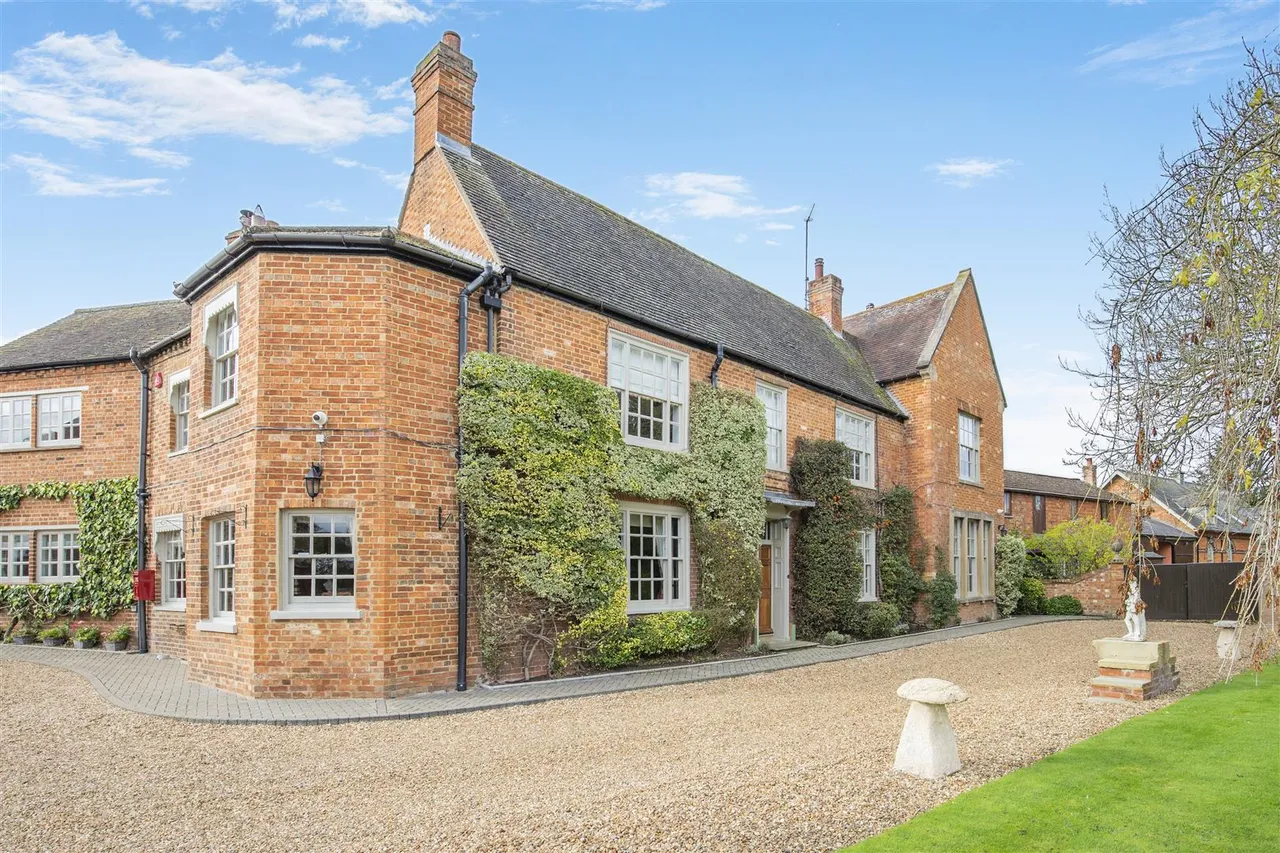 6 bed house for sale, Mill Lane, Newport Pagnell