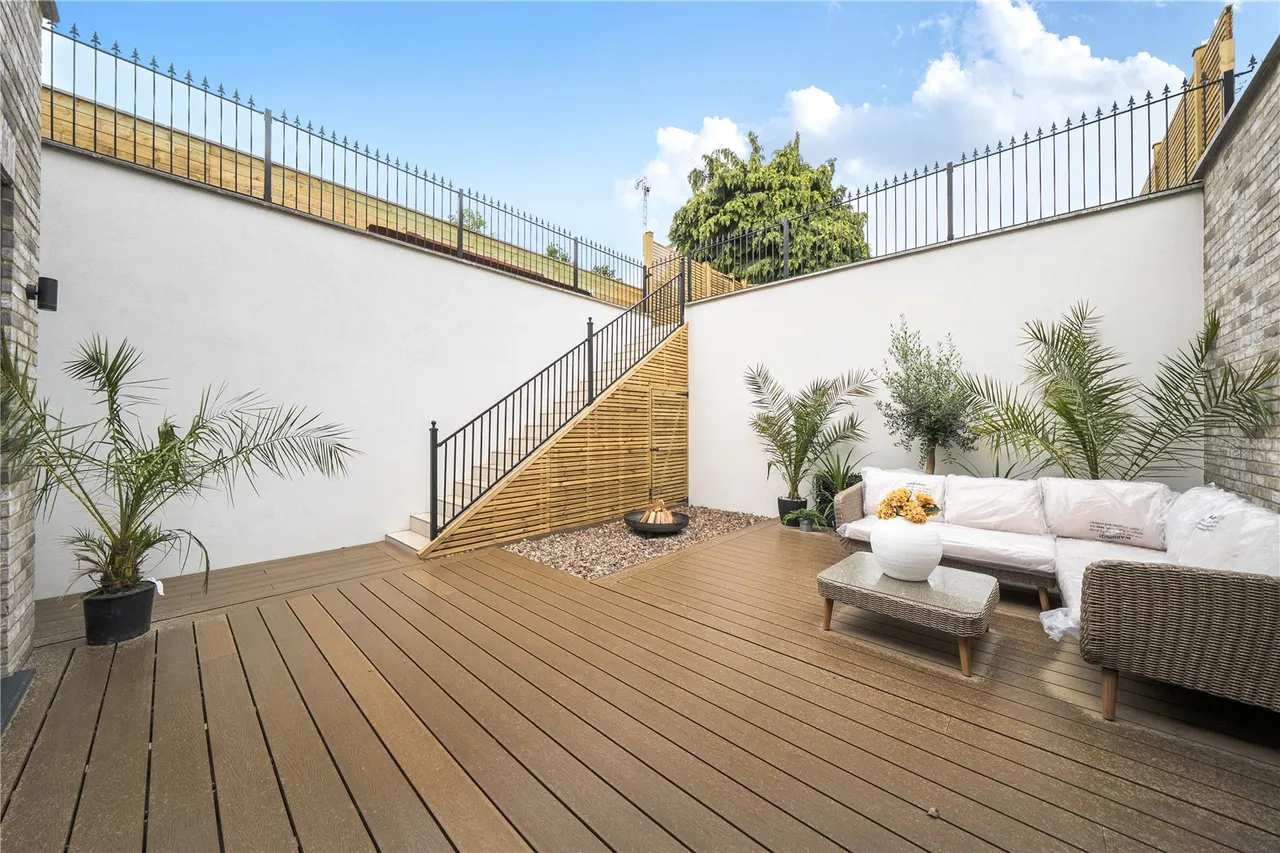3 bed flat for sale, Creswick Road, London, W3