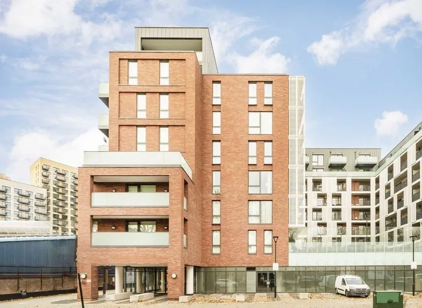 2 bed flat to rent, Chiswick High Road, Chiswick, W4