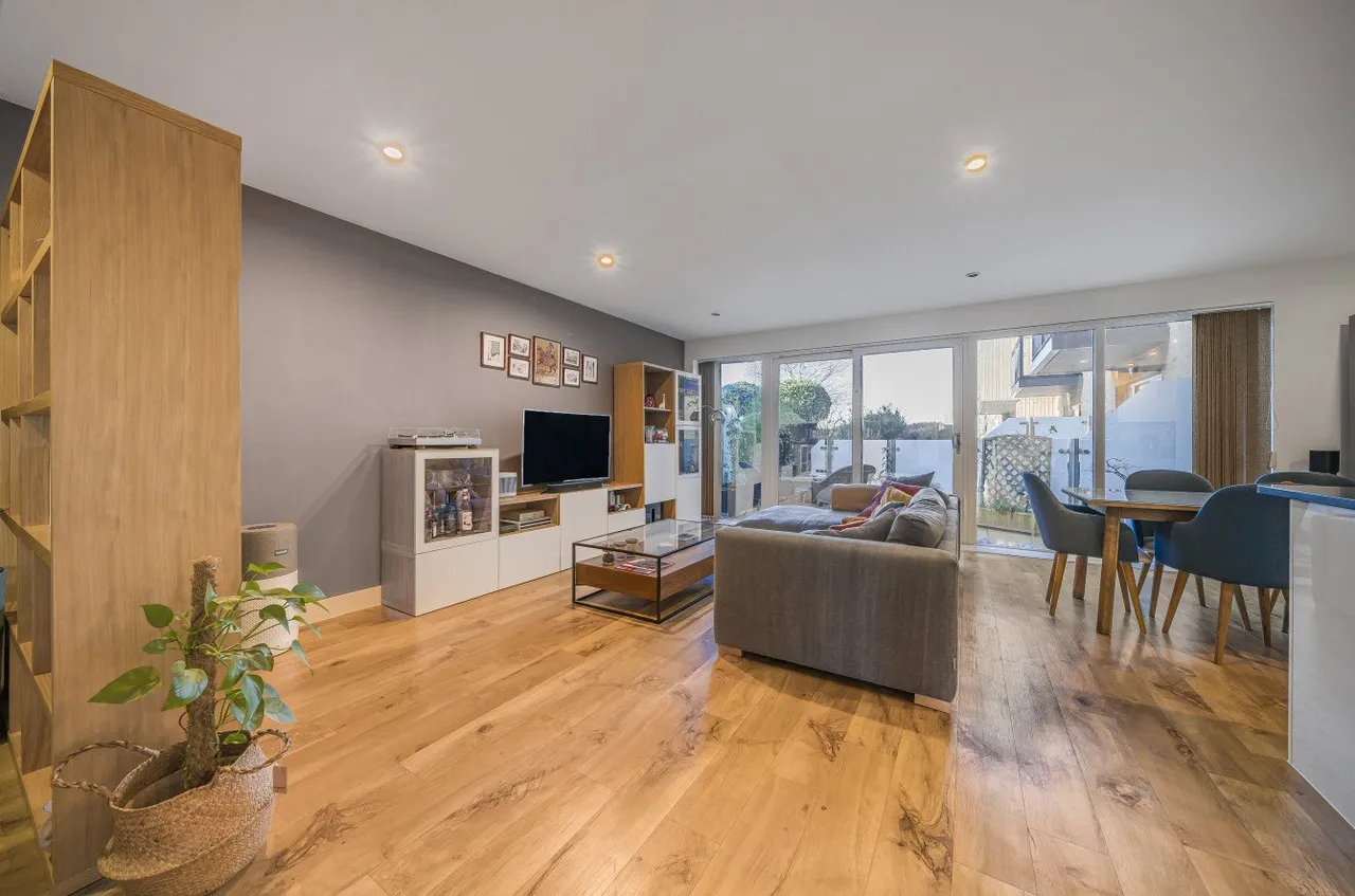 3 bed flat for sale, Meadowside, Eltham, SE9