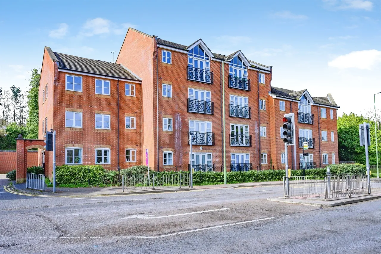 2 bed flat for sale — London Road, Hemel Hempstead