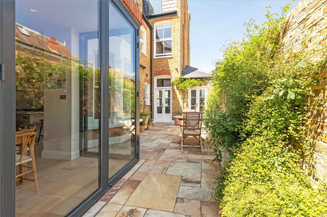 Broomwood Road, London, SW11, photo 18