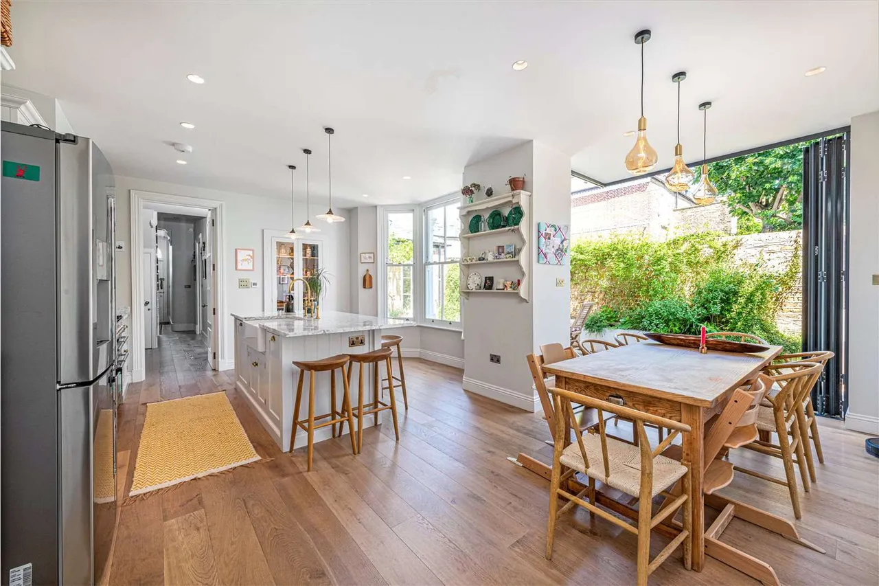 4 bed house to rent, Broomwood Road, London, SW11