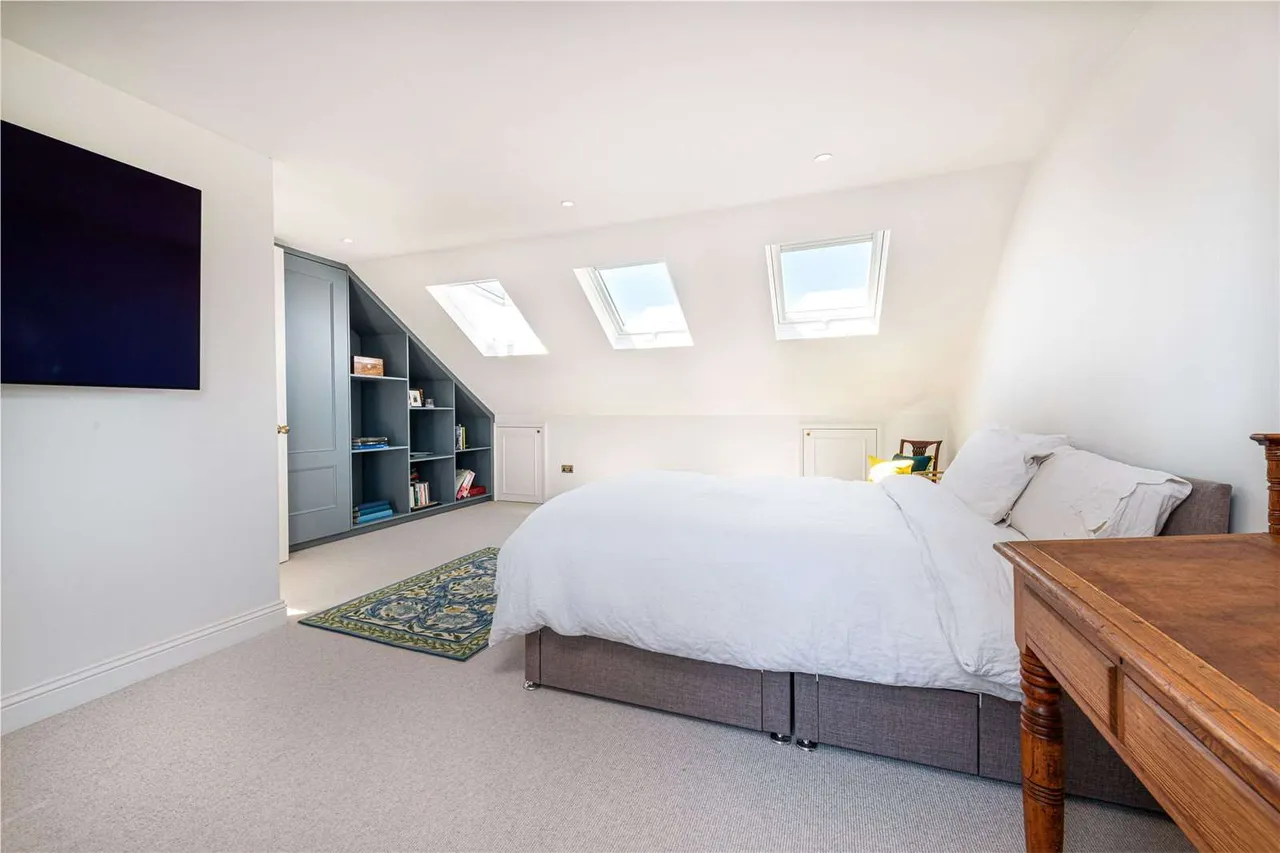 Broomwood Road, London, SW11, photo 11