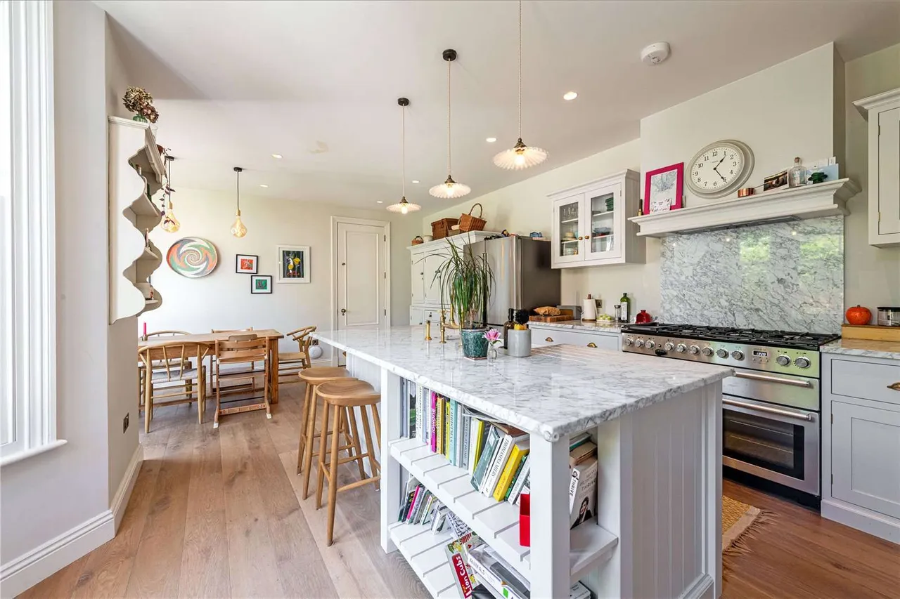 Broomwood Road, London, SW11, photo 16