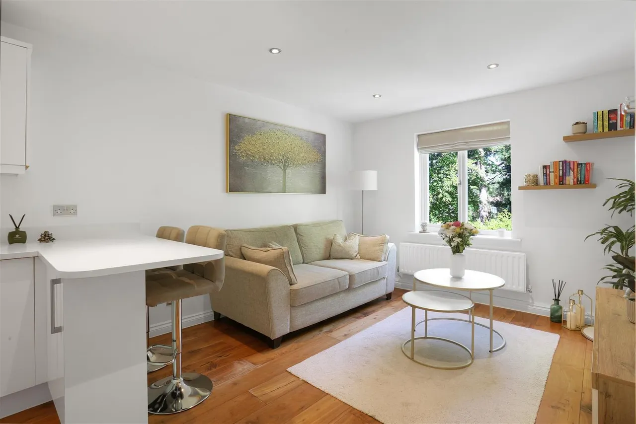 46-48 The Crescent, Belmont, Sutton, Surrey, SM2 6BJ, photo 2