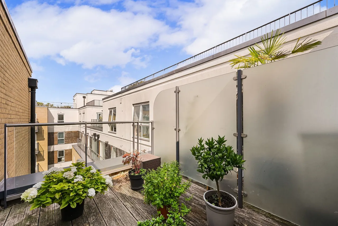 2-bed, 2-bath, 2-balcony penthouse with PARKING space - Bromyard Avenue, London, W3 7FF, photo 11