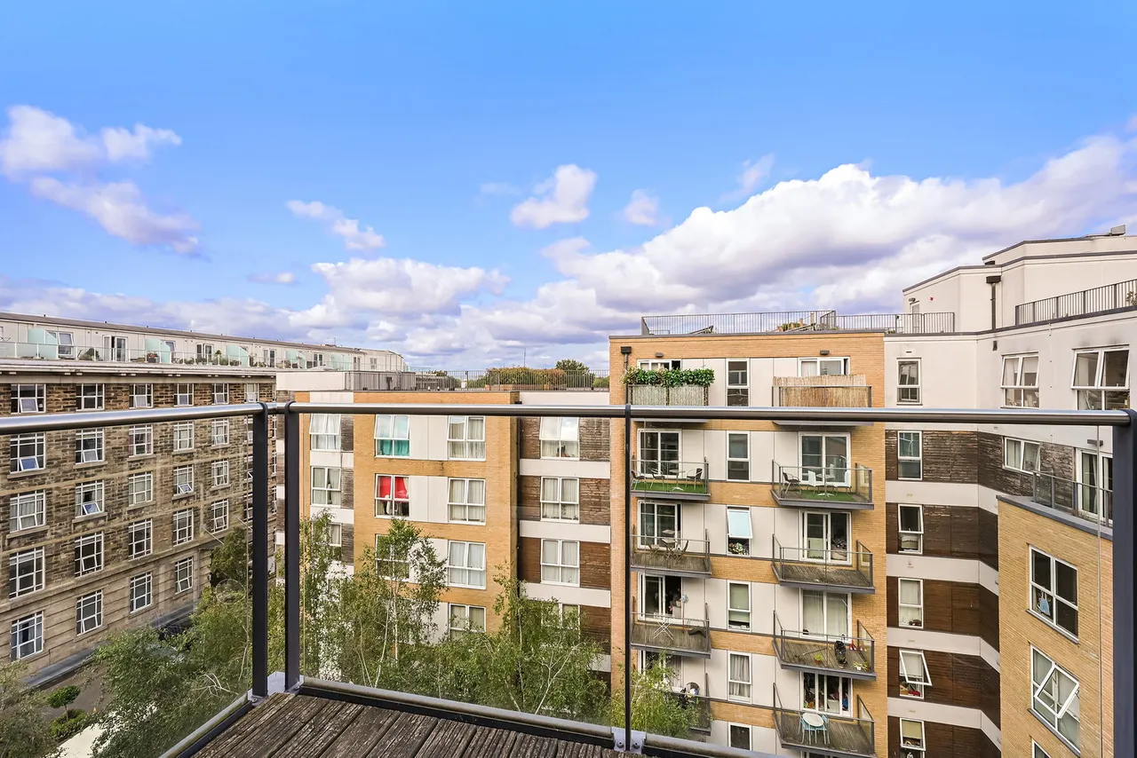 2-bed, 2-bath, 2-balcony penthouse with PARKING space - Bromyard Avenue, London, W3 7FF, photo 12