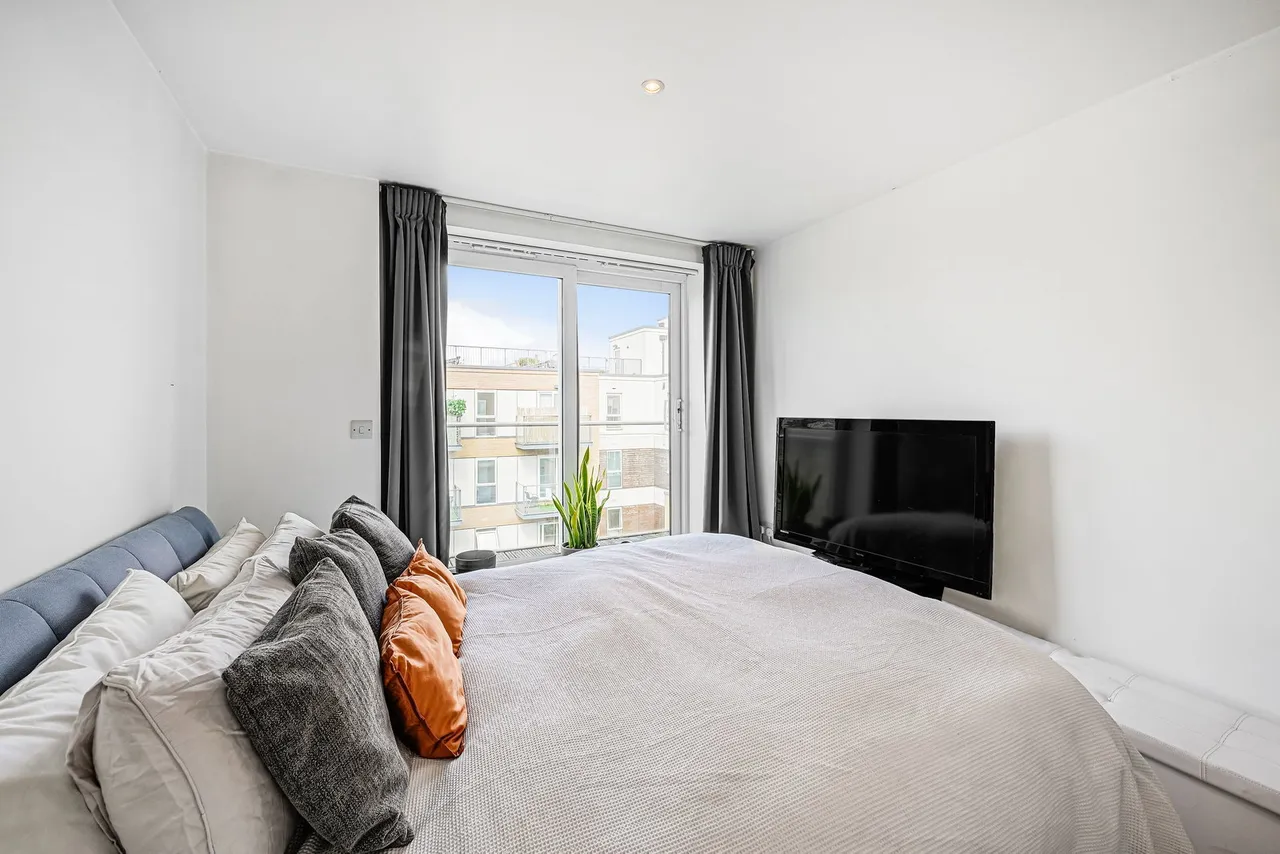 2-bed, 2-bath, 2-balcony penthouse with PARKING space - Bromyard Avenue, London, W3 7FF, photo 6