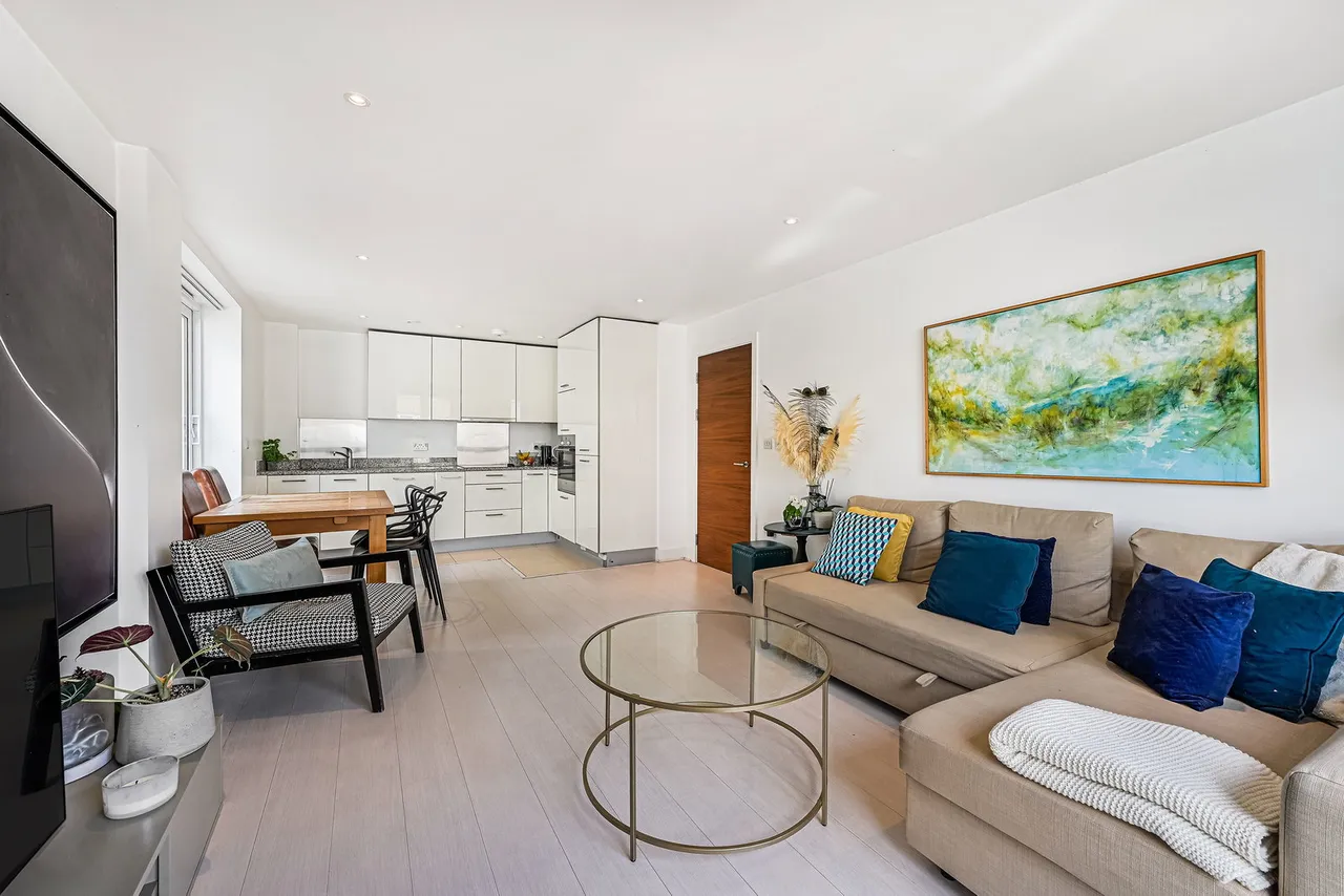 2-bed, 2-bath, 2-balcony penthouse with PARKING space - Bromyard Avenue, London, W3 7FF, photo 2