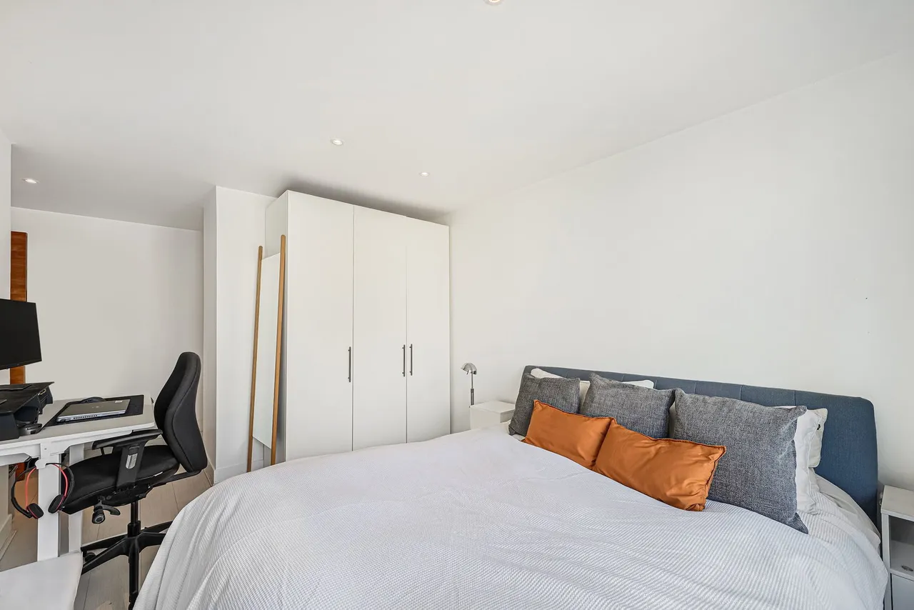 2-bed, 2-bath, 2-balcony penthouse with PARKING space - Bromyard Avenue, London, W3 7FF, photo 7