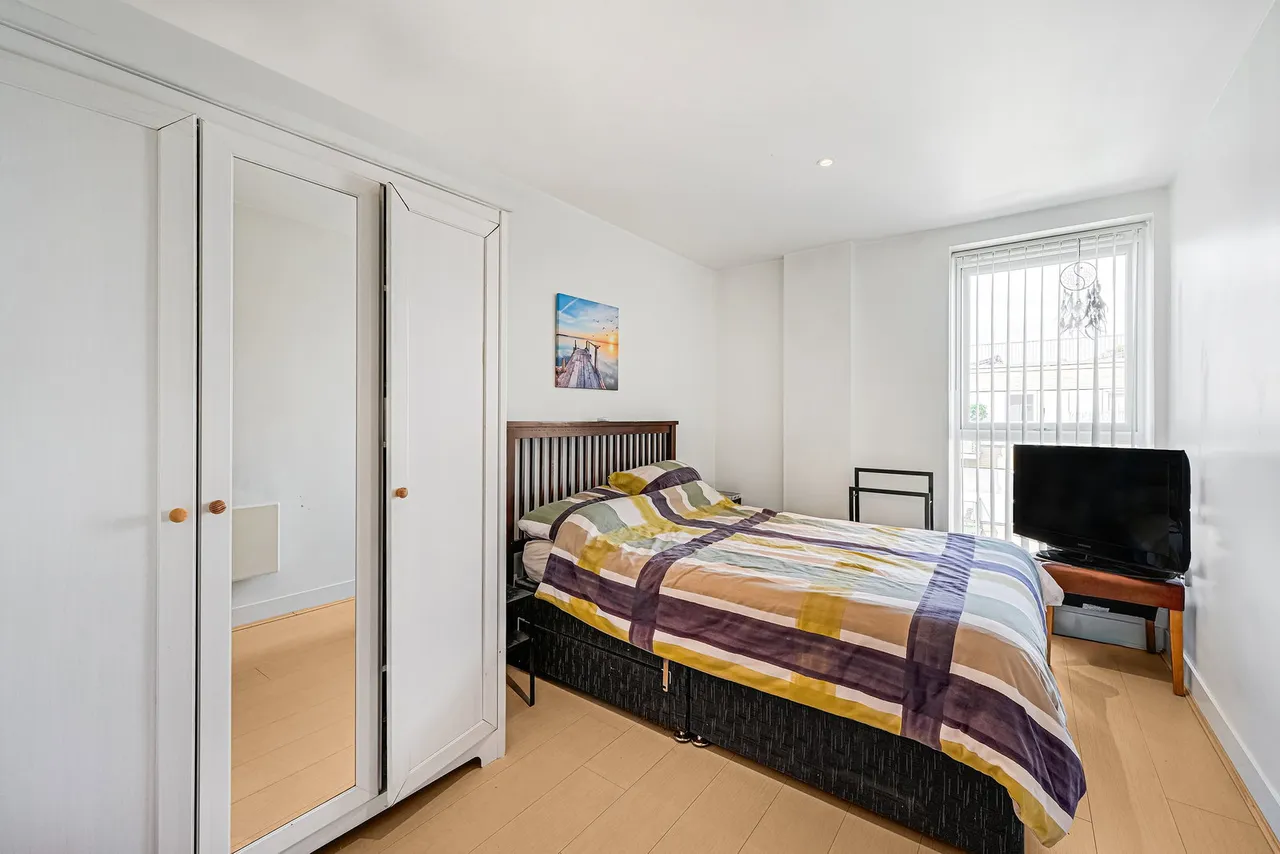 2-bed, 2-bath, 2-balcony penthouse with PARKING space - Bromyard Avenue, London, W3 7FF, photo 8