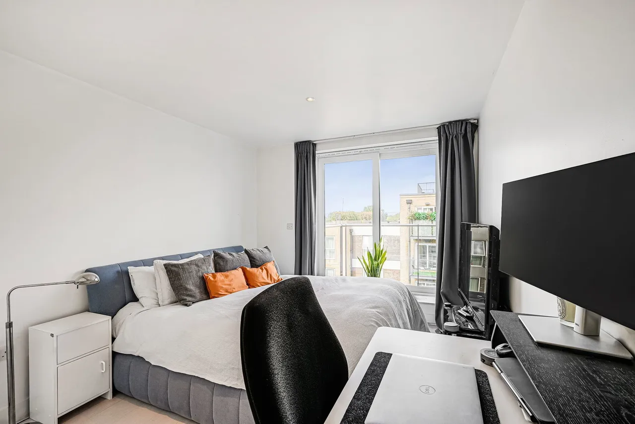 2-bed, 2-bath, 2-balcony penthouse with PARKING space - Bromyard Avenue, London, W3 7FF, photo 5