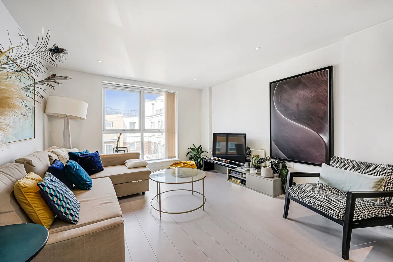 2-bed, 2-bath, 2-balcony penthouse with PARKING space - Bromyard Avenue, London, W3 7FF, photo 3
