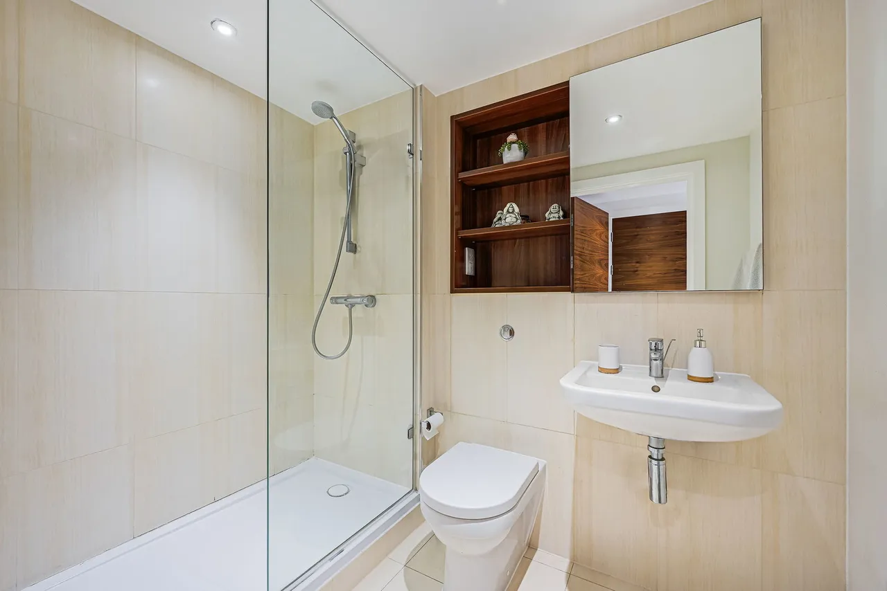 2-bed, 2-bath, 2-balcony penthouse with PARKING space - Bromyard Avenue, London, W3 7FF, photo 10
