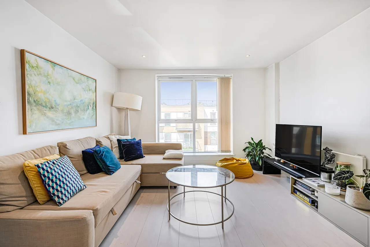 2-bed, 2-bath, 2-balcony penthouse with PARKING space - Bromyard Avenue, London, W3 7FF, photo 4