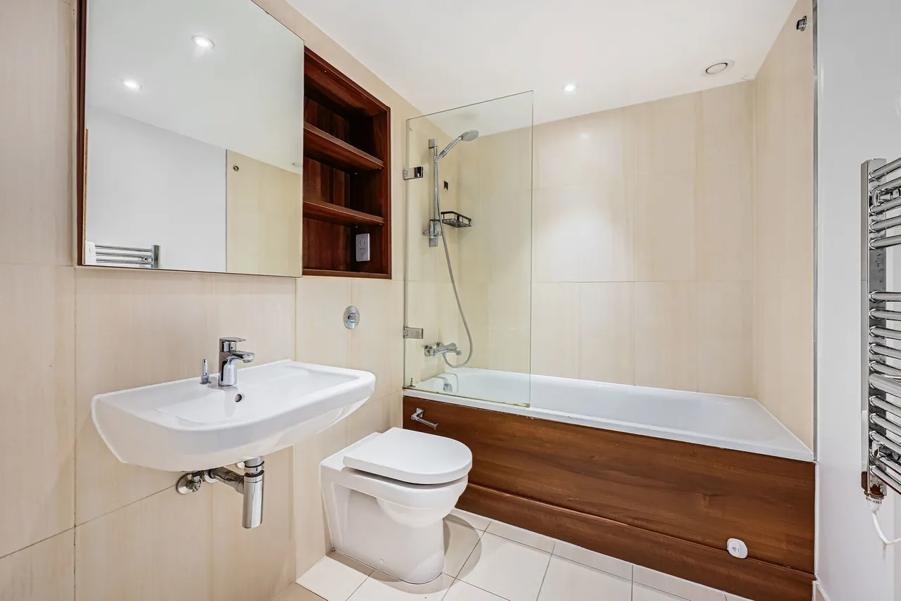2-bed, 2-bath, 2-balcony penthouse with PARKING space - Bromyard Avenue, London, W3 7FF, photo 9