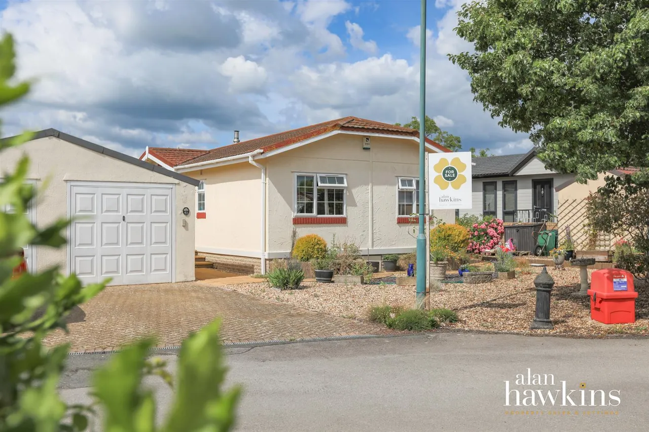 2 bed park home for sale, Lillybrook Estate, Bradenstoke, SN15