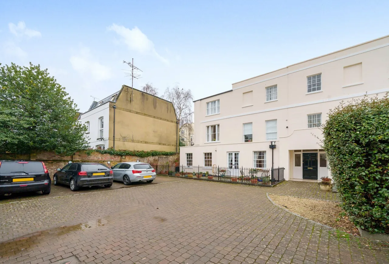 Douglas House, Gloucestershire, Vittoria Walk, GL50 1TL, photo 8