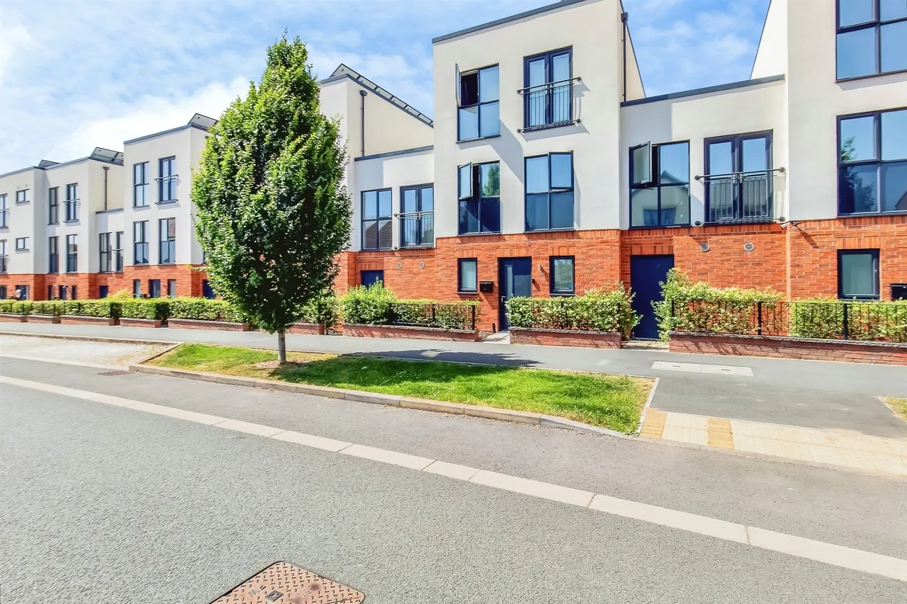 The Avenue, Corby, photo 2