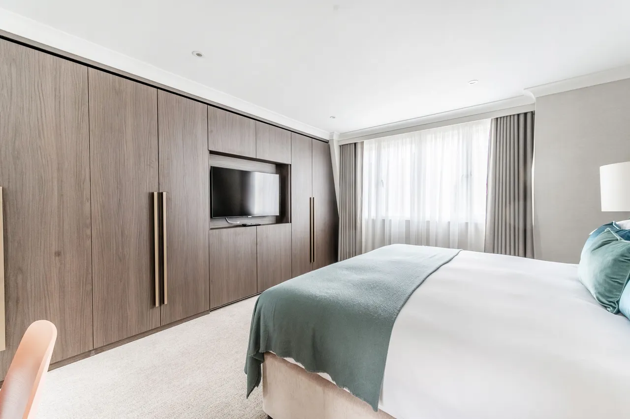 38 Cheval Place, London, photo 2