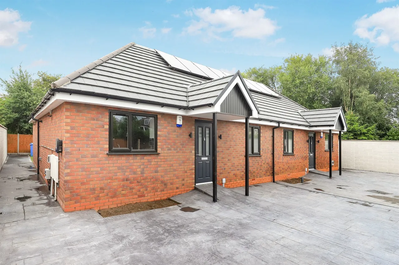 3 bed house for sale — Sunset Close, Coven, Wolverhampton