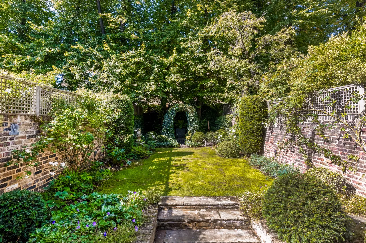 St James's Gardens, Holland Park, London, photo 3