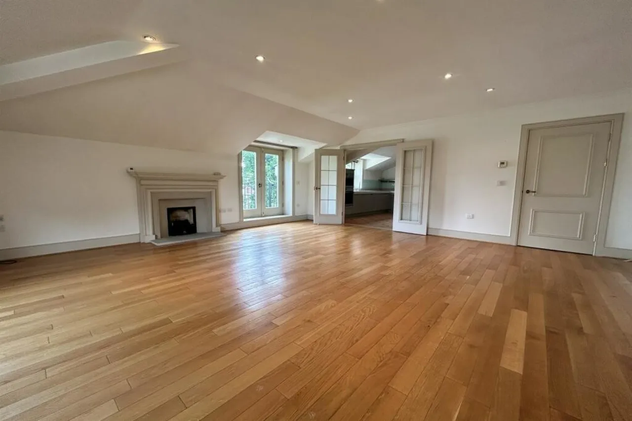 2 bed flat to rent, Staines-upon-Thames