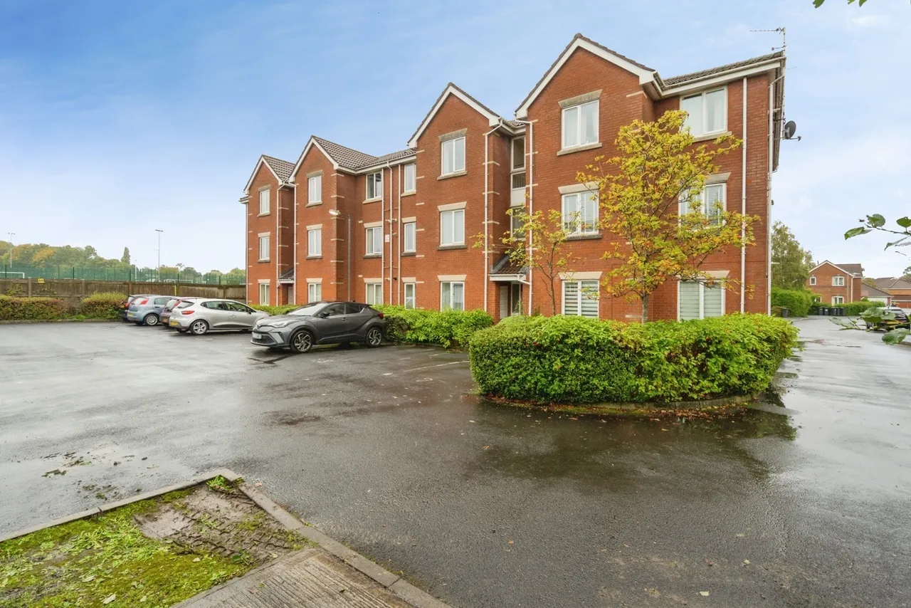 2 bed flat for sale, Pear Tree Place, Bolton, BL4