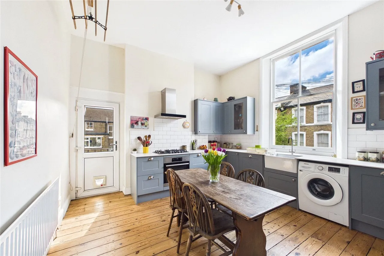 3 bed flat for sale — Sudbourne Road, London, SW2