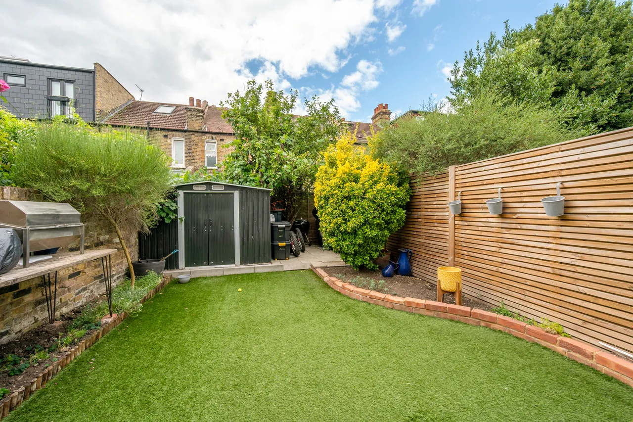 9 Clifton Park Avenue, London, photo 3