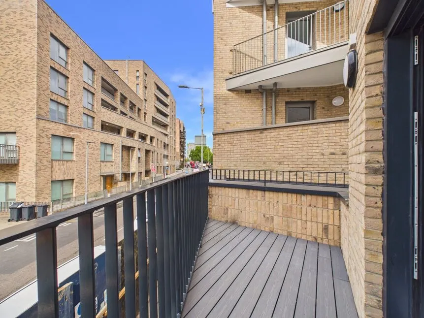 2 bed flat to rent — King Edwards Road, Barking, IG11